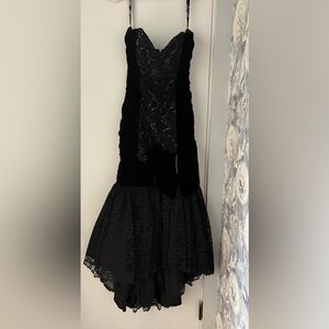 VTG Zum Zum black sequined dress features a velvet bodice and lace. Size5-6